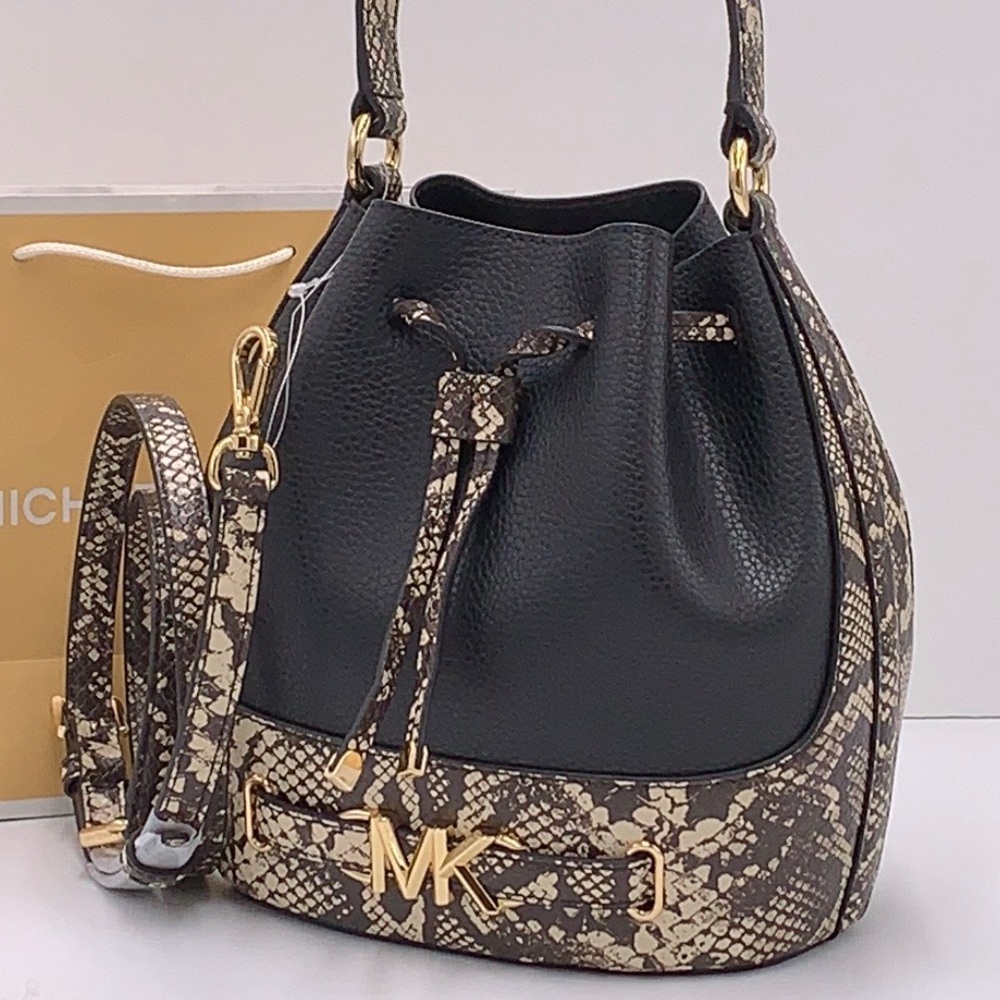 MICHAEL KORS 
Reed Md Pebbled Leather Belted Bucket Messenger Satchel Crossbody